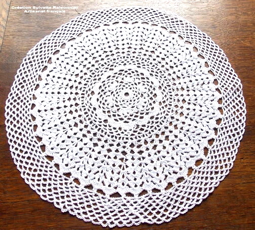 NAPPERON ROND CROCHET SYLVETTE RAISONNIER ARTISANAT FRANCAIS soleil 40cm