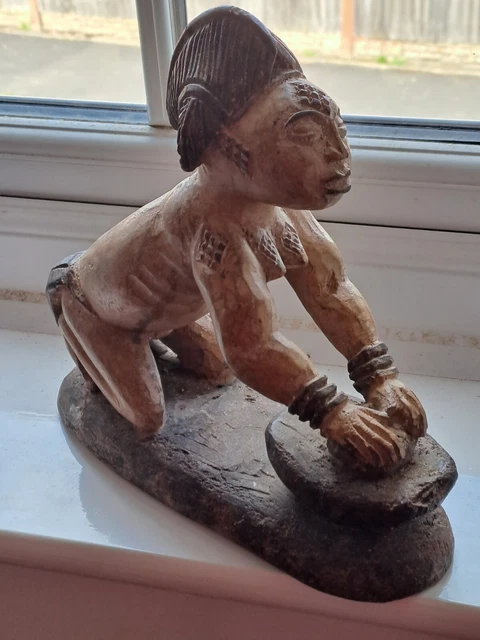 ¿Ibeji yoruba antiguo? Escultura africana arte tribal tallado en madera.