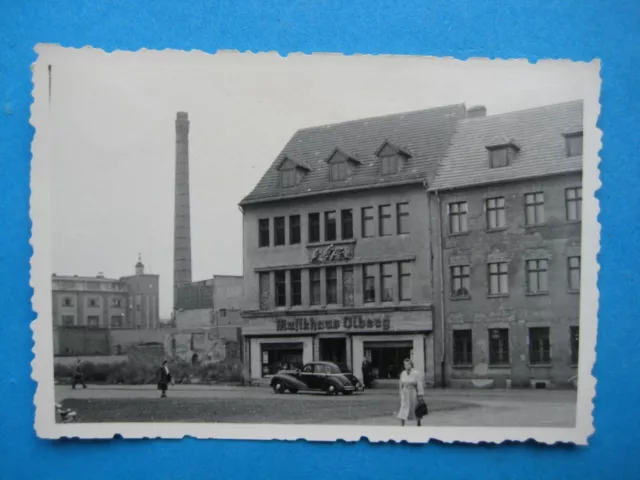 altes  DDR Foto Musikhaus Olberg Rathausstr.1 bzw .Romanjuk-Platz +PKW EMW 1950