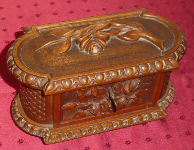 Boîte En Bois Ancienne Avec Matériel De Pêche Vintage - Moulinet, Plombs, Flotteurs, Etc.