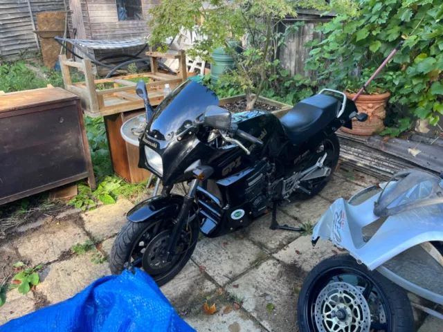 kawasaki gpz 900r ninja project or spares.