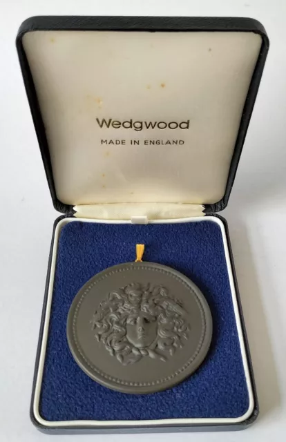 Wedgwood Negro Basalto Jasperware Medusa en Caja Colgante - Joyería