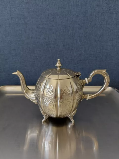 Antique teapot Ancienne théière en métal argenté