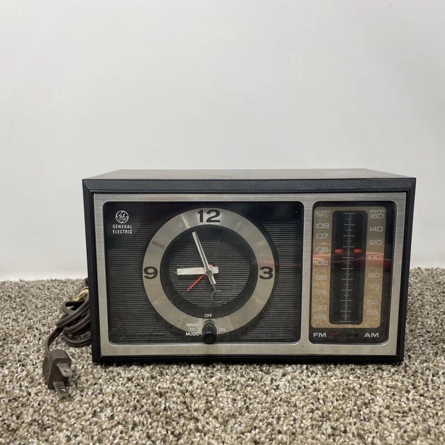VINTAGE GE GENERAL Electric Retro Clock Alarm Clock Radio 74501 TESTED