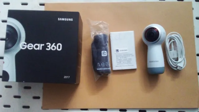 Fotocamera Samsung Gear 360 (2017)..(Registra/Live Broadcast/Modifica