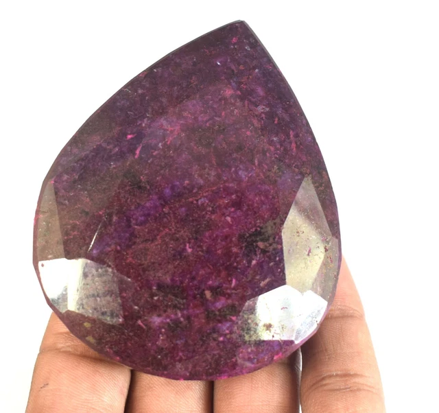 Rubis Rouge Naturel Géant Africain - 3245.00 Carats, Certifié EGL, Taille Naturelle, Couleur Améliorée