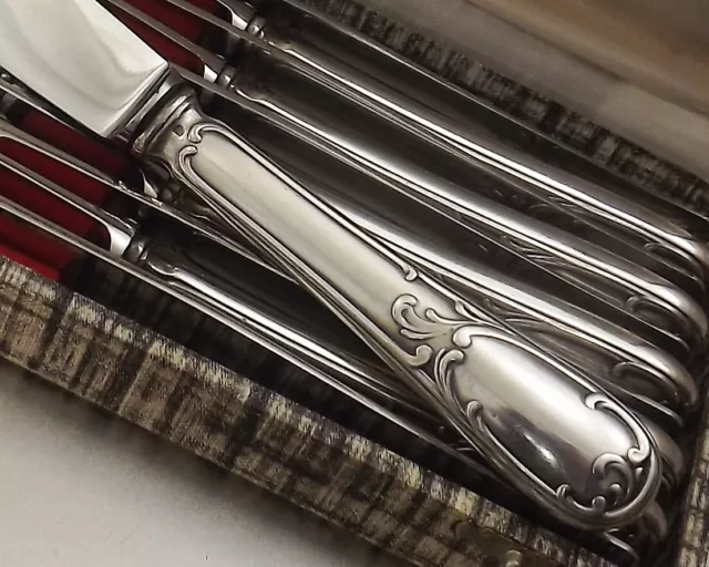 12 Grands Couteaux De Table De Style Louis Xv En Metal Argente Et Inox Vers 1960