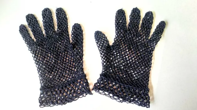 Ancienne paire de gants crochet dentelle noir, linge ancien