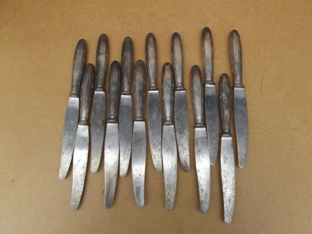 Christofle - 12 Couteaux Anciens En Acier Et Manches En Metal Argenté