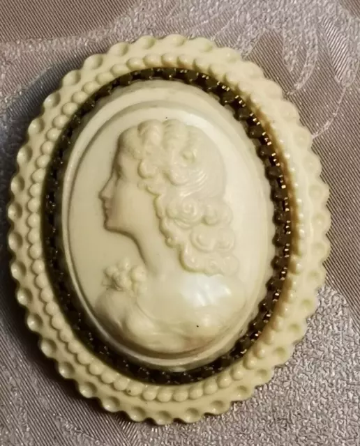 BEAU CAMEE ANCIEN Année 50  SUR BROCHE . En celluloïd Paris. Au dos