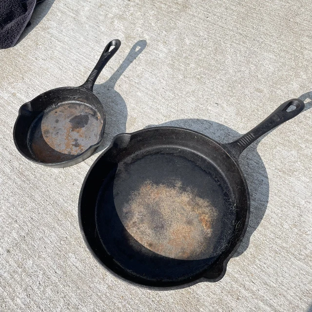 Vintage Pair Of 2 Unbranded Cast Iron Skillets 10” & 7” Fancy Handles Used - LN