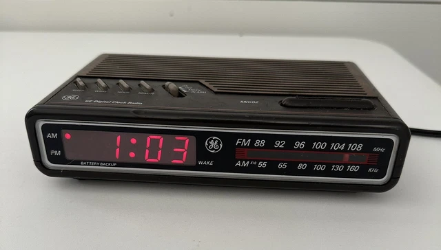 Vintage GE General Electric Digital Alarm Clock Radio AM FM  Model 7-4612B WORKS