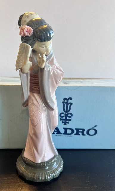 LLADRO Figurine 4990 Japonesita Timida Shy Japanese Geisha Woman with Fan Mint