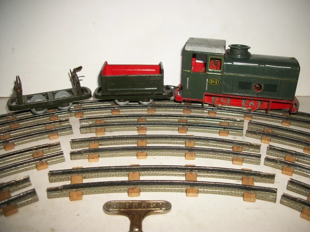 Wind Up Engine VINTAGE HO BILLER TRAIN SET Wind Up, Engine 2 Cars, Oval of track NICE ...