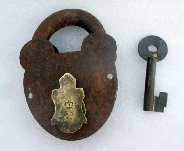 Antique Old Rare VR Crown Patent Solid Iron Tumbler Smoke House Look Padlock Key