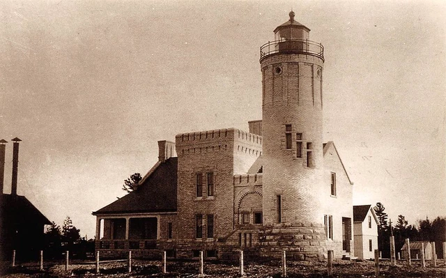 City Mi 1913 Old Mackinac Lighthouse postcard reproduction