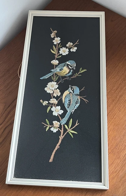 Vintage Retro handbesticktes Blaubeer Vögel & Blütenbild gerahmt glasiert