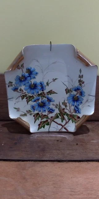 Assiette ancienne a décor de fleurs émaillé en relief , signée