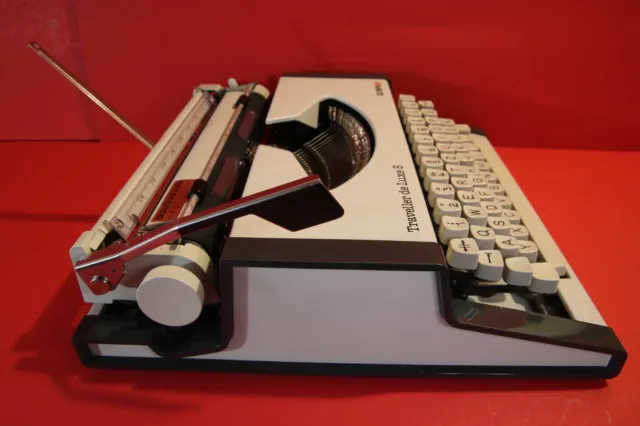 Máquina de escribir Olympia Traveller De Luxe S fuente cursiva con estuche RARO reparado-probado 3