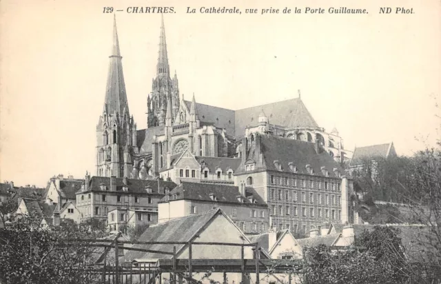 CPA CHARTRES La cathédrale, vue prise de la Porte Guillaume (141505)