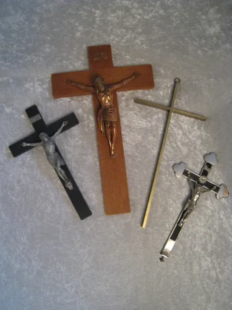 KONVOLUT 4 alte Kruzifixe Jesus INRI Figur Kupfer Messing Holzkreuz Wandkreuz