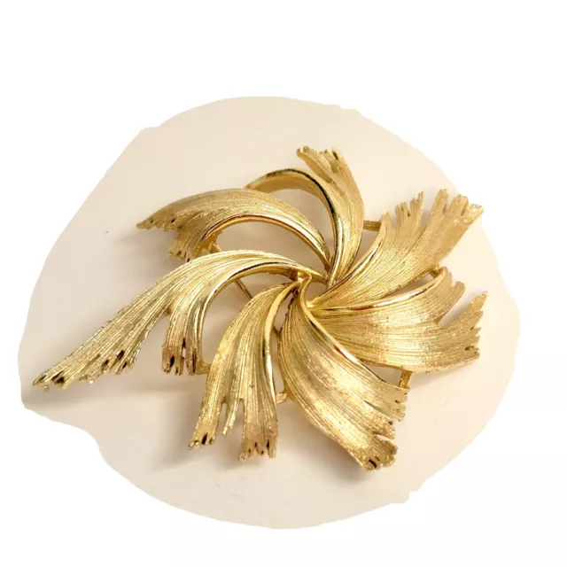 Vintage Usner Signed Gold Tone Swirl Flower Leaf Pin Brooch Jewelry Scarf Clip