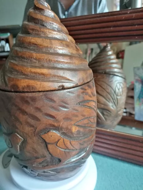 XIXe POT à TABAC en BOIS SCULPTÉ et GRAVÉ à LA MAIN AVEC OISEAUX et FEUILLAGES