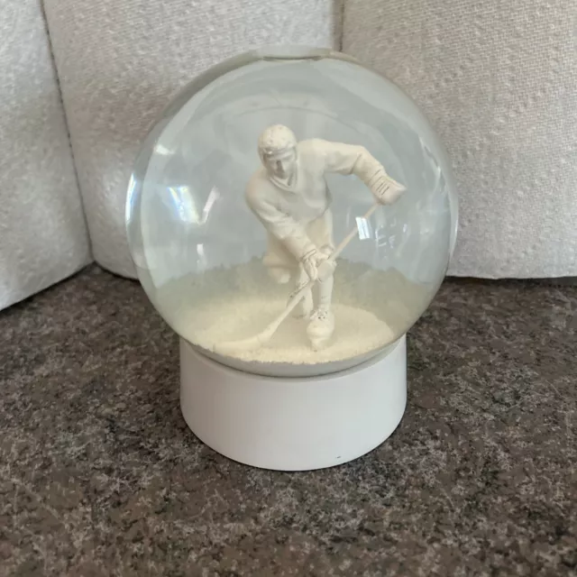 Bianco Hockey Giocatore Neve Globe Neve Cupola
