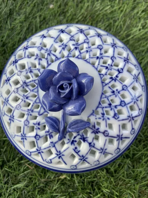 Bonbonnière En Porcelaine Ajourée Bleu Et Blanc