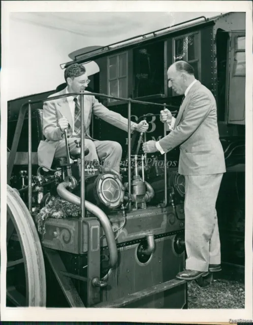 1948 Milwaukee Mayor Frank Zeidler Maj Lohr At Chicago Rail Fair Event 7X9 Photo