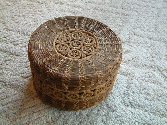 Beautiful Antique Rattan Hand Woven Wicker Victorian Round Sewing Box 7.5 by 4.2