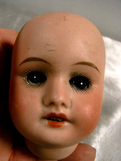 Poupée ancienne tête en porcelaine SFBJ moule... - Lot 247