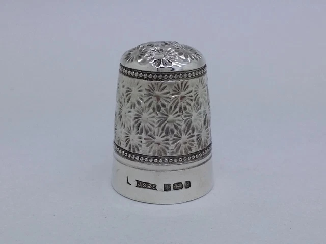 Solid Sterling Silver Daisy Thimble by James Swann & Son 1983 Birmingham - 6g