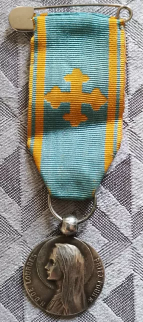 médaille religieuse ancienne Ruban Pèlerinage Lourdes  Marie Hospitalité Loire