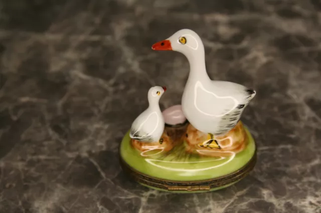 Pilulier, boite à bijoux en porcelaine de Limoges Rochard décor oie et oison 2