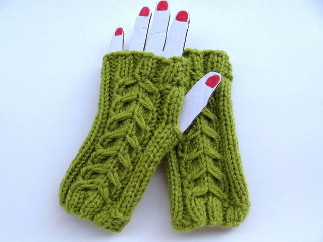 wunderschöne Armstulpen moosgrün,grün,Zopfmuster,Wolle,handgestrickt,Stulpen