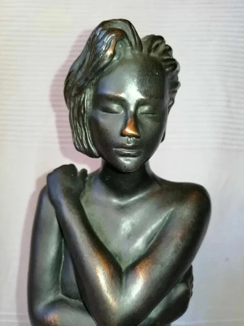 Body Talk Sculpture Femme Nue à Genoux Pierre Artificielle Bronze - Parastone