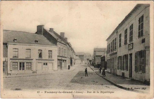 CPA Fresnoy-le-Grand - Rue de la Republique (1062175)