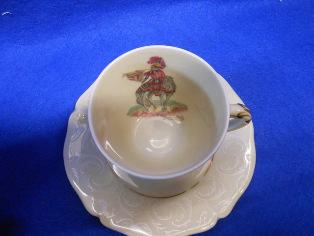 Tasse fabrique royale porcelaine de Limoges signée a l'intérieur d'Artois .