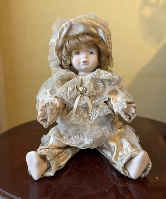 Lot De Belles Poupées En Porcelaine Articulées - Mode D'antan, Visages Fins - Collection
