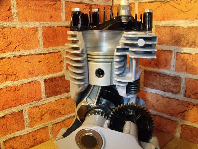 CUTAWAY ENGINE SECTIONED Engine 4 Stroke Stationary Engine Display cutaway-engine-sectioned-engine-4-stroke-stationary-engine-display