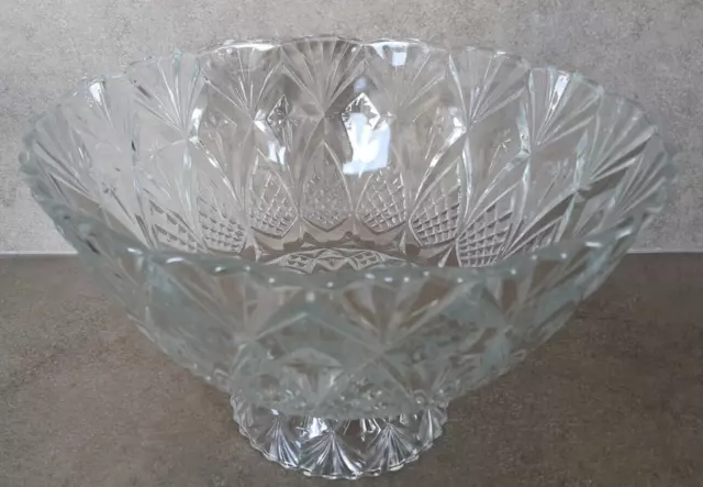 Grande coupe à punch sur pied ancienne,  verre moulé décor style cristal taillé