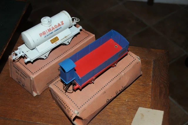 lots de deux wagons citerne jouef et un wagon S M T S bon état d'usage
