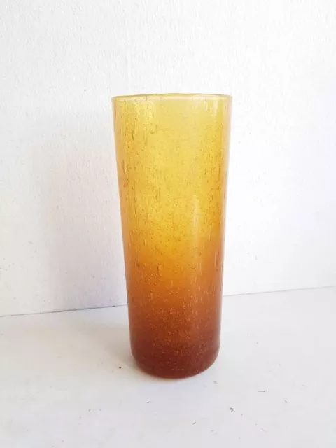 Petit vase en verre soufflé et bullé orange