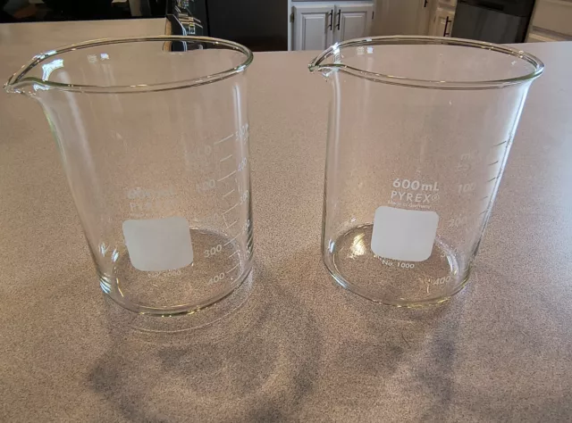 Pair of Corning Pyrex 1000 Glass 600mL Graduated Low Form Griffin Beaker