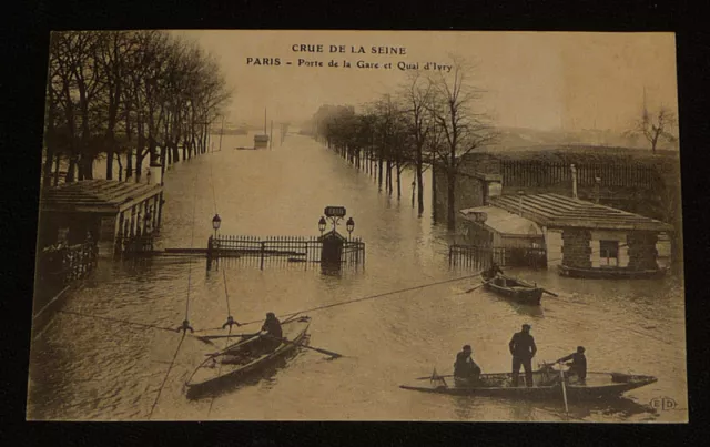 Carte postale ancienne : Crue de la Seine - Paris, porte de la Gare et Quai