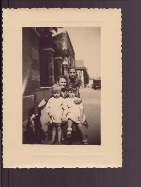 Photo Women With Children And Chien 10.5 X 9 Cm