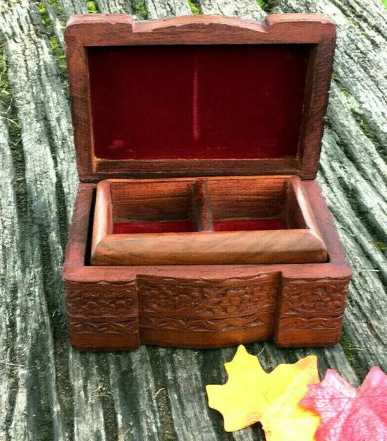 Petite boîte à bijoux en bois foncé magnifiquement sculpté avec doublure velours rouge