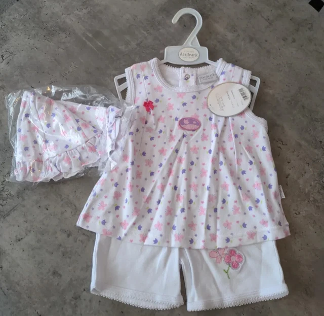 Top pantaloncini nuovi con etichette cappello a farfalla