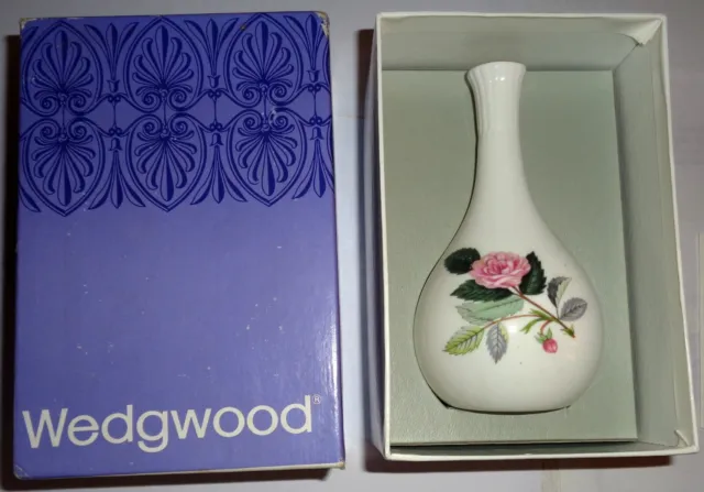 NEW/BOXED VINTAGE 1970s WEDGWOOD HATHAWAY ROSE BUD VASE: MINT CONDITION
